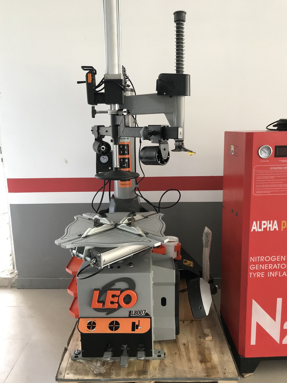 Máy ra vào lốp LEO L8007